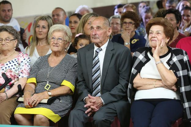 Lindamira González y Fermín Rodríguez, en el centro recibieron ayer el homenaje de sus paisanos. 
