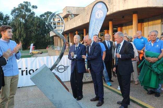 Pablo Carreño aplaude junto a Galé, el presidente del Club de Tenis, José Ramón Rodríguez, y Juan Avendaño, en el momento de descubrir un monoloto conmemorativo del cincuenta aniversario. 