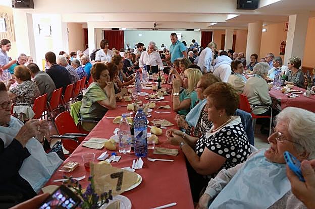 Los mayores y sus familiares, en la comida. 