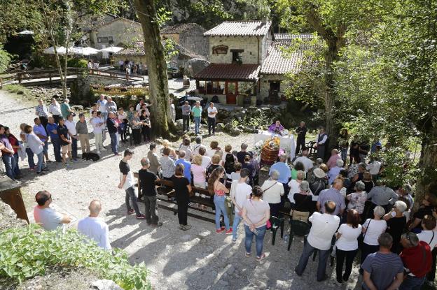 El funeral por Guillermina Mier fue oficiado por el párroco Pedro Fernández y congregó en Bulnes a más de un centenar de vecinos, familiares y montañeros. 