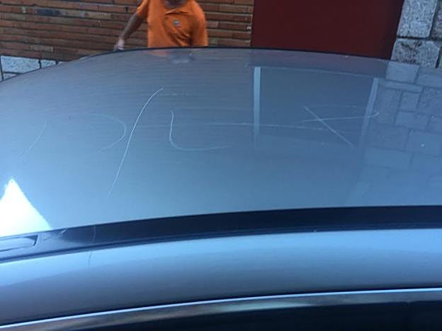 La inscripción 'DEP', rayada en el techo del coche de Pello. 