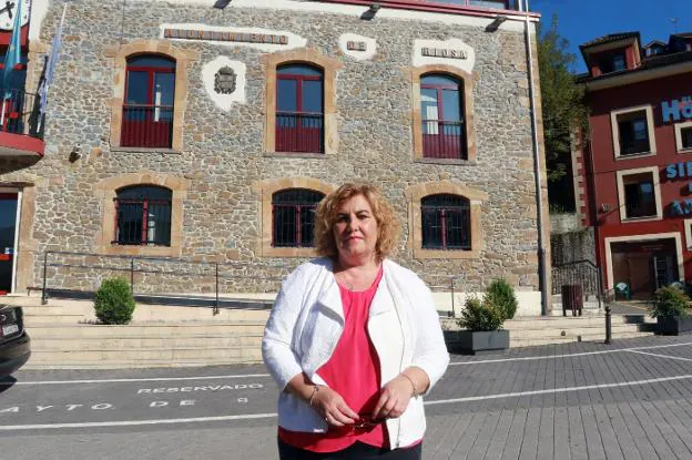 La alcaldesa de Riosa, Ana Díaz, ayer delante del Ayuntamiento. 