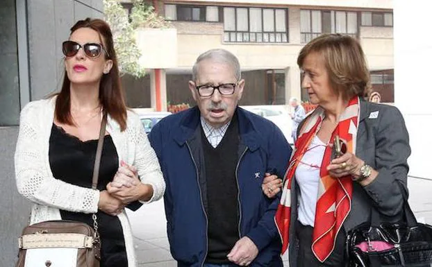 José Ángel Fernández Villa, junto a su hija y su procuradora . 