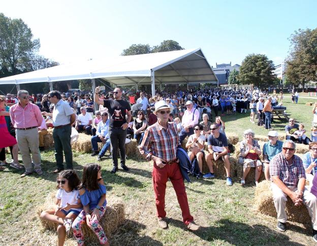 El parque del Truébano, hasta los topes de gente disfrutando de la romería del Cristo. 