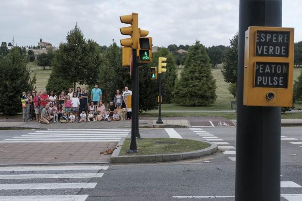 Un nutrido grupos de usuarios de Los Pericones, junto al paso de peatones de la avenida del Llano a la altura de Río Nalón. 