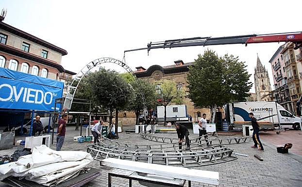 Operarios desmontan los chiringuitos y escenarios de las fiestas.