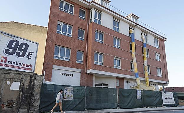 En la avenida de los Campones número 80, René Reyero abrirá el próximo año el primer hotel de Tremañes (izquierda). Tendrá 30 habitaciones.