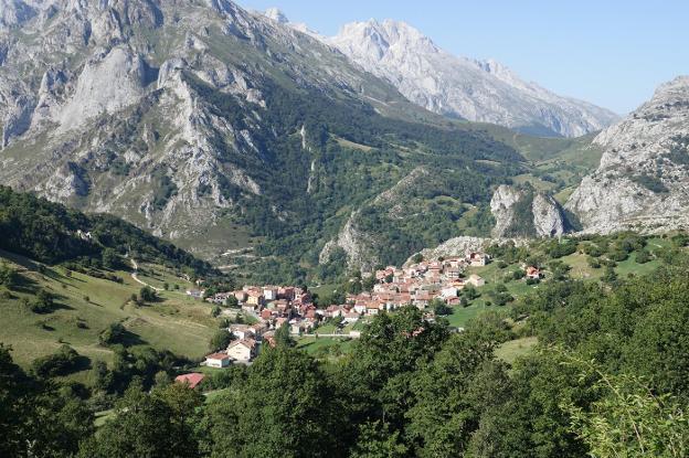 Vista del pueblo cabraliego de Sotres, en pleno Parque Nacional de los Picos de Europa. 