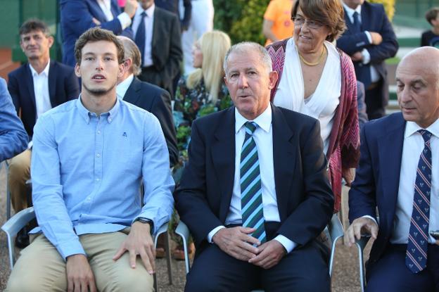 Carreño, a la izquierda con Avendaño, en el 50 aniversario del Club de Tenis Avilés, donde se homenajeó el pasado sábado a Manolo Galé, presidente de la Territorial y 'alma mater' de la entidad avilesina. 