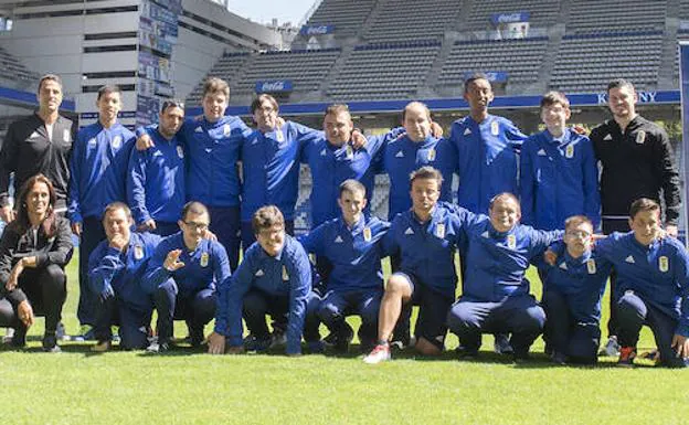 Los integrantes de la plantilla del Real Oviedo en LaLiga Genuine, sobre el césped del Carlos Tartiere.