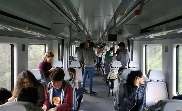 Los viajeros, la mayoría estudiantes, en el interior del tren. 