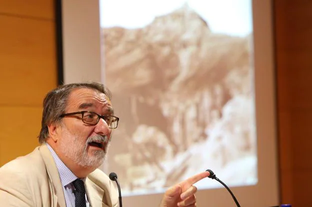 José Ramón Pérez-Accino, en un momento de su intervención en el Aula de Cultura. 