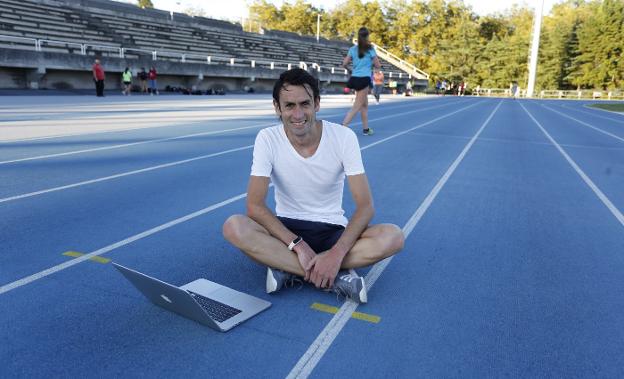 El atleta Martín Álvarez Espinar, en la pista de Las Mestas, con su ordenador portátil. 