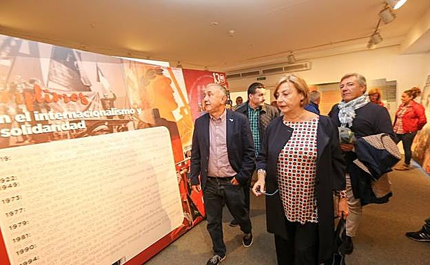 Pepe Álvarez recorre la exposición junto a la alcaldesa, Mariví Monteserín. 