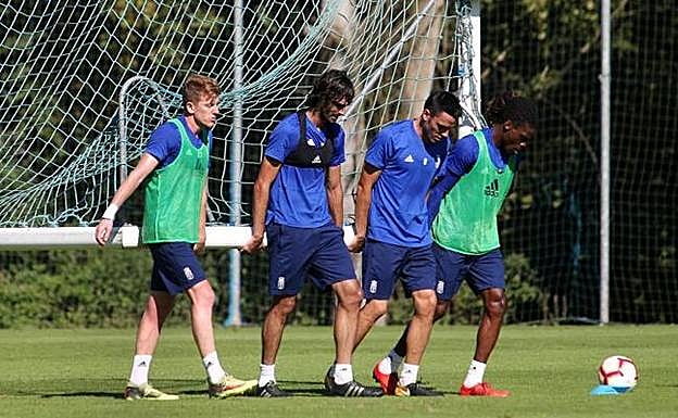 La plantilla del Real Oviedo vuelve al trabajo con la mente en Alcorcón