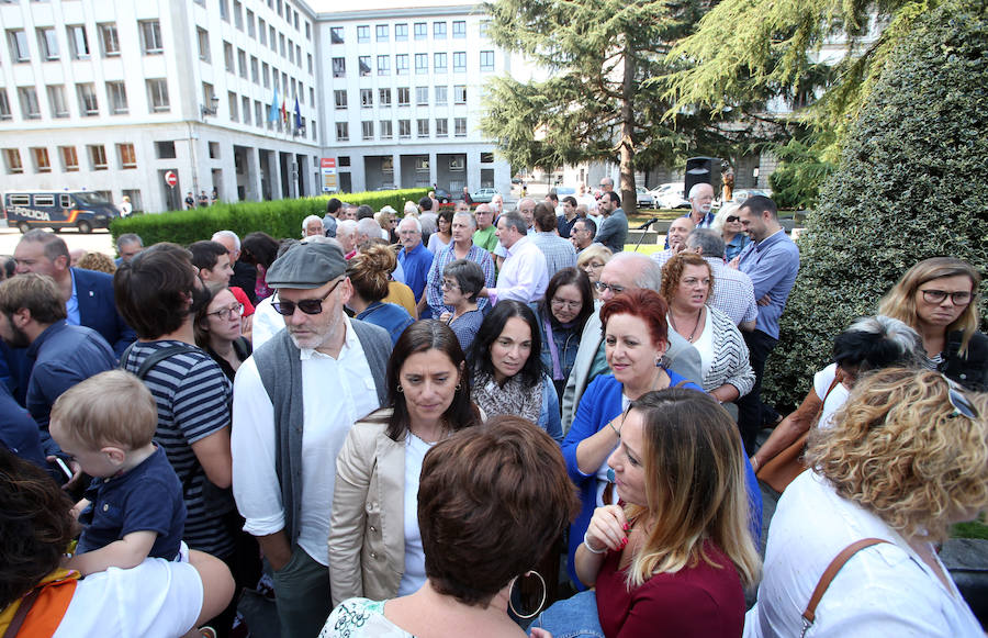 Representantes y miembros de IU se concentraron esta mañana ante Delegación de Gobierno en repulsa por el asesinato del concejal Javier Ardines y por las amenazas al equipo de gobierno de Riosa