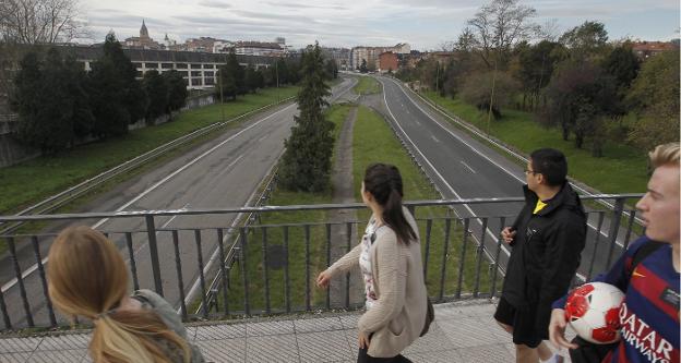 La entrada a Oviedo desde la 'Y' tuvo que ser cortada al tráfico por los altos niveles de contaminación en diciembre de 2016. 