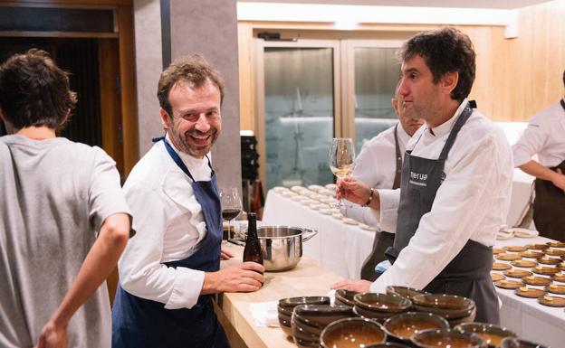 Nacho Manzano bromea con Josean Alija en la cocina. 