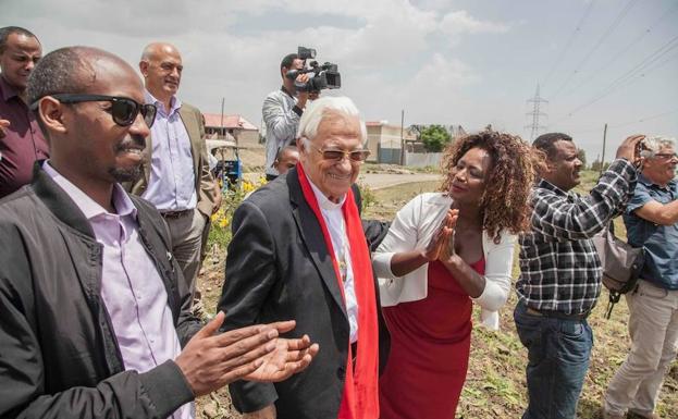 El director de la Universidad de Gondar junto al P Ángel y Yeshi Beyene en el acto.