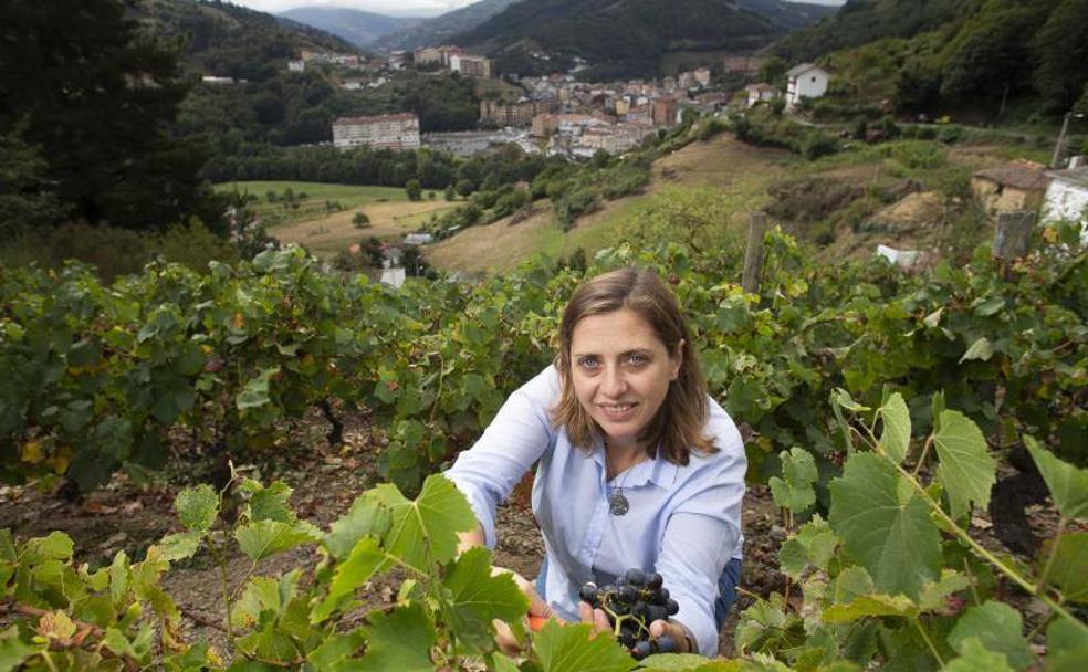 La presidenta de la DOP Vino de Cangas, Beatriz Pérez, en uno de sus viñedos.