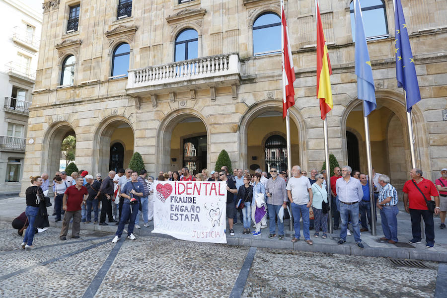 Tras tres meses de lucha para conseguir que se repare la estafa de la que han sido victimas, los afectados por el cierre de iDental afirman empezar a estar «cansados de las buenas palabras»