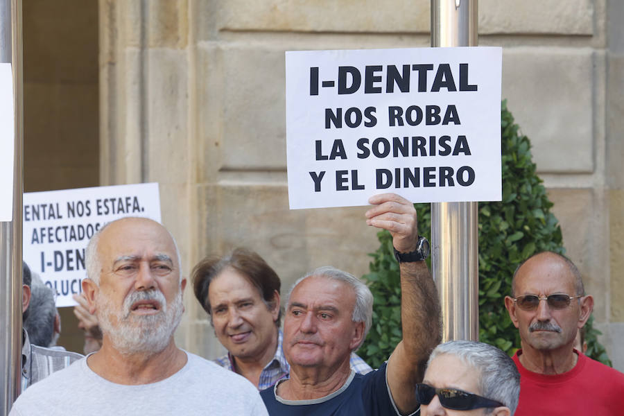 Tras tres meses de lucha para conseguir que se repare la estafa de la que han sido victimas, los afectados por el cierre de iDental afirman empezar a estar «cansados de las buenas palabras»