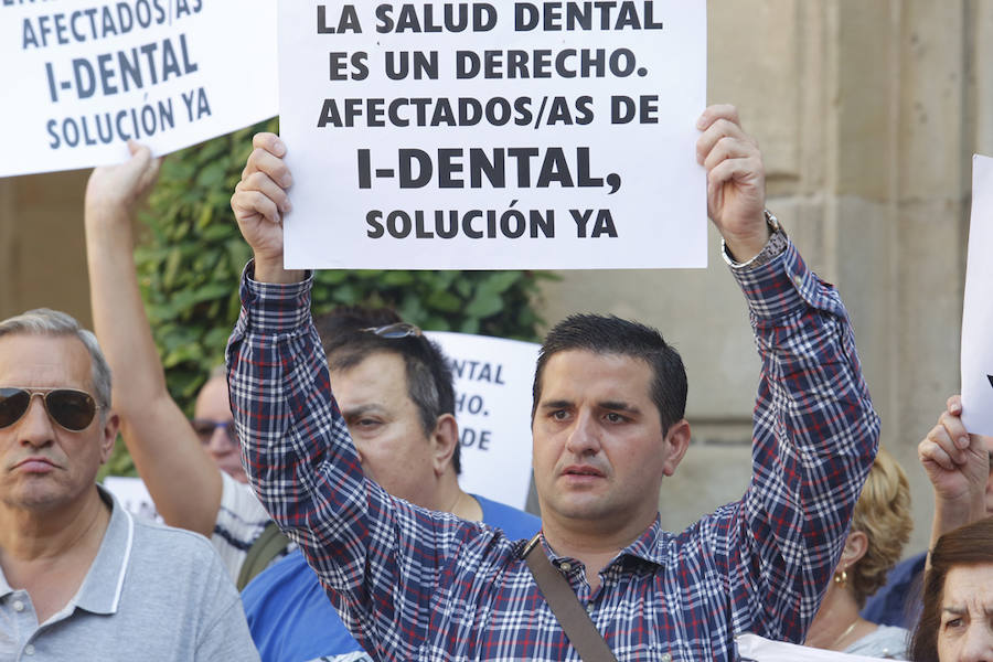 Tras tres meses de lucha para conseguir que se repare la estafa de la que han sido victimas, los afectados por el cierre de iDental afirman empezar a estar «cansados de las buenas palabras»