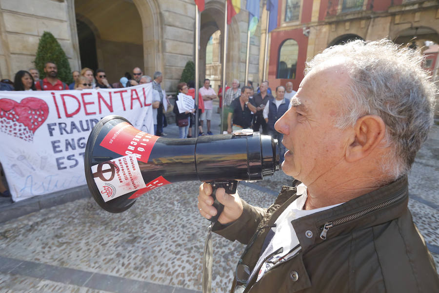 Tras tres meses de lucha para conseguir que se repare la estafa de la que han sido victimas, los afectados por el cierre de iDental afirman empezar a estar «cansados de las buenas palabras»