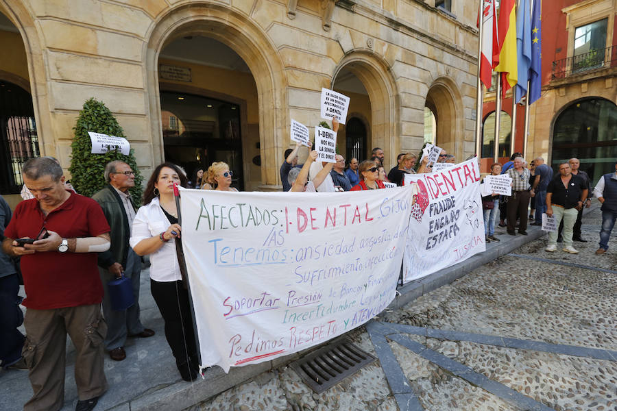 Tras tres meses de lucha para conseguir que se repare la estafa de la que han sido victimas, los afectados por el cierre de iDental afirman empezar a estar «cansados de las buenas palabras»