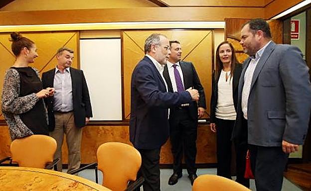 La Cámara de Comercio recupera las medallas de la institución con José Cardín