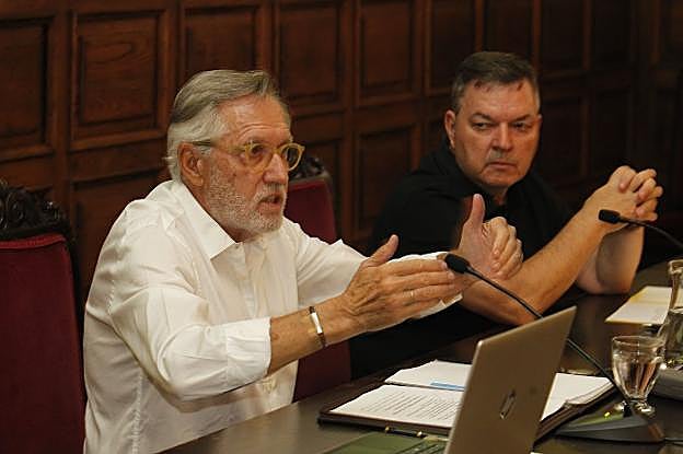 Francisco Llera y Xosé Antón González, en la ponencia. 