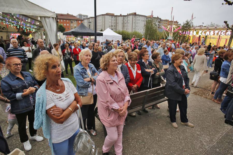 Mucha música en el barrio gijonés, que comenzó las celebraciones con el pregón de la Agrupación Artística Gijonesa.