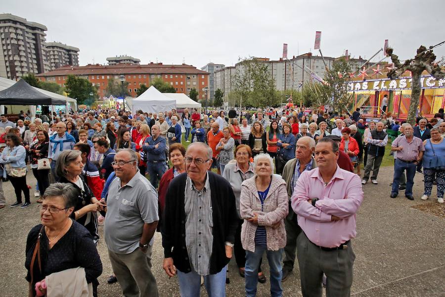 Mucha música en el barrio gijonés, que comenzó las celebraciones con el pregón de la Agrupación Artística Gijonesa.