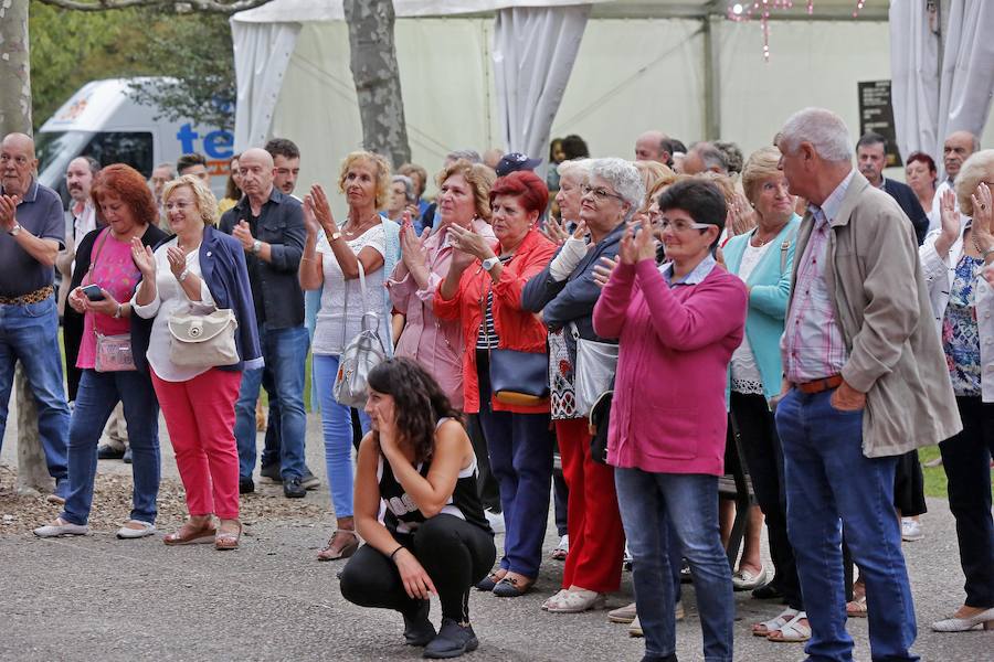 Mucha música en el barrio gijonés, que comenzó las celebraciones con el pregón de la Agrupación Artística Gijonesa.