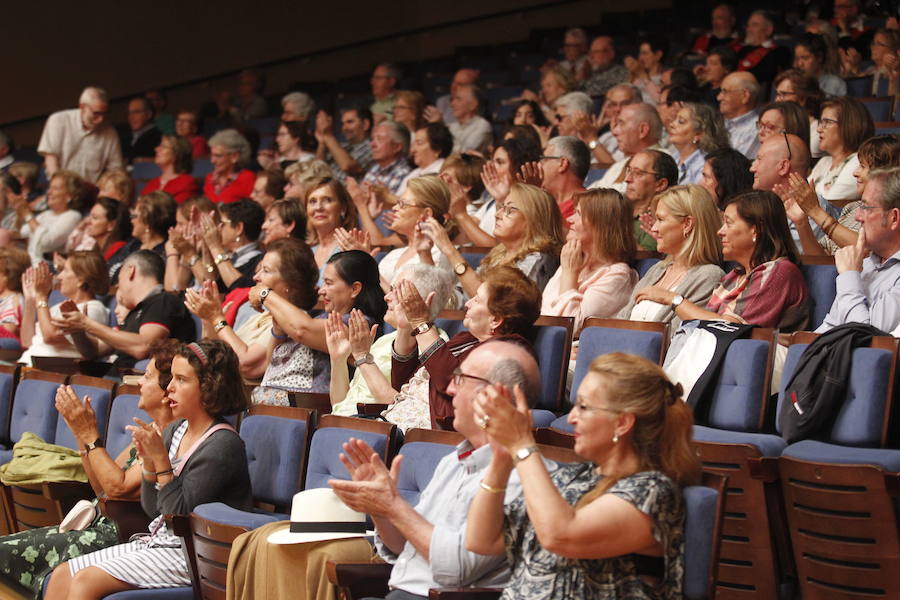 El Auditorio Príncipe Felipe de la capital asturiana acogió el XXIII Encuentro de Estudiantinas, en el que la mítica 'Clavelitos' resonó entre piropos.