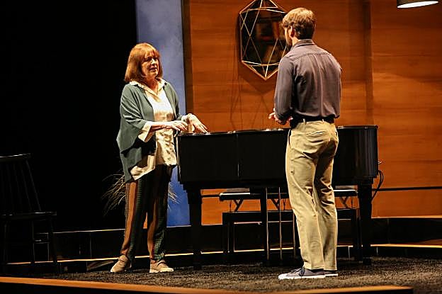 Carmen Maura y Félix Gómez, sobre el escenario del Niemeyer de Avilés. 