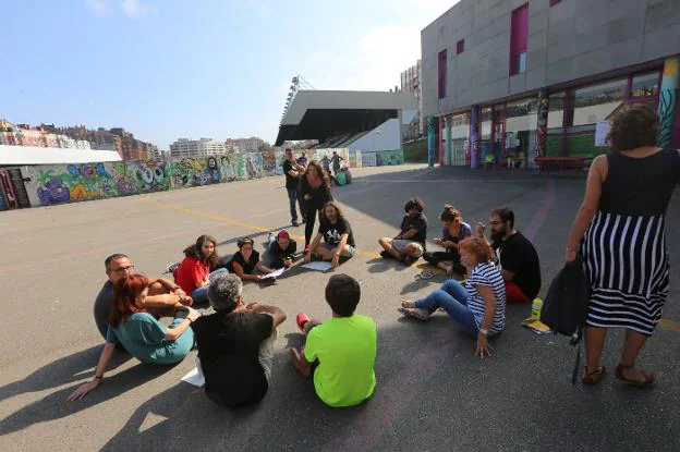 Uno de los grupos de debate, dialogando de una manera informal. 