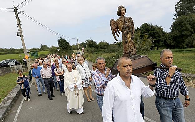 Procesión en Castiello en honor a San Miguel. 