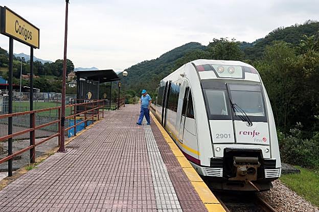Un viajero desciende de un tren de ancho métrico en la localidad allerana de Corigos. 