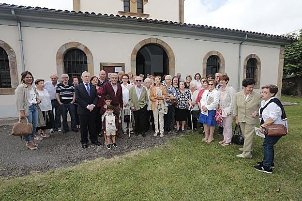 Cándido Viñas, en el centro con gafas de sol y apoyado sobre una muleta, tras la misa de ayer. 
