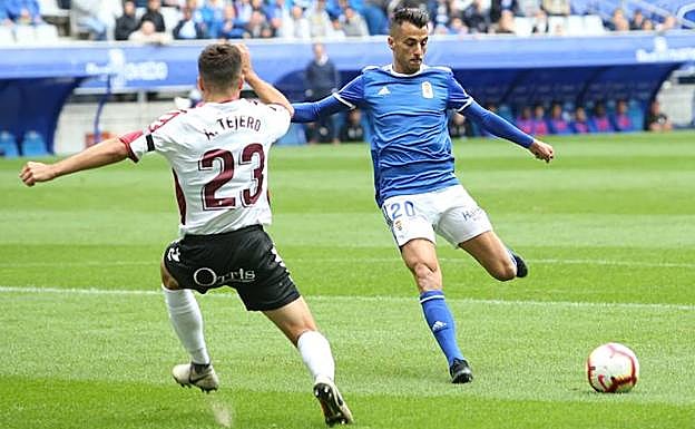 Jugada del Real Oviedo - Albacete en el Carlos Tartiere. 
