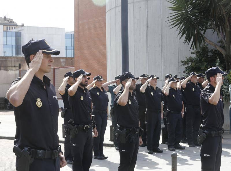 La ceremonia se ha desarrollado a las puertas de la Comisaría de Gijón, donde se ha depositado una corona de laurel en un monolito en memoria de todos los policías fallecidos.