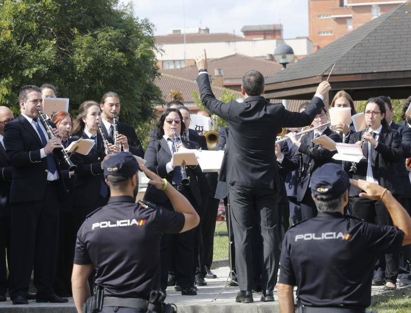 La ceremonia se ha desarrollado a las puertas de la Comisaría de Gijón, donde se ha depositado una corona de laurel en un monolito en memoria de todos los policías fallecidos.
