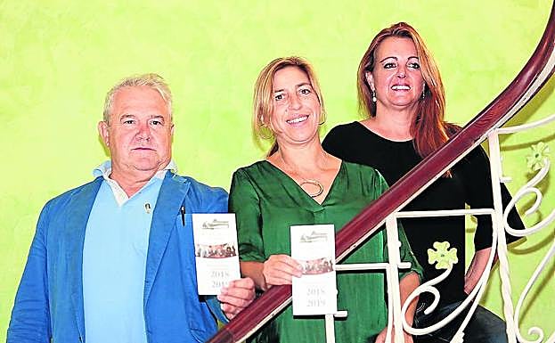 Ramón Avello, Teresa Sánchez y María Fernández, en la Casa de la Palmera.