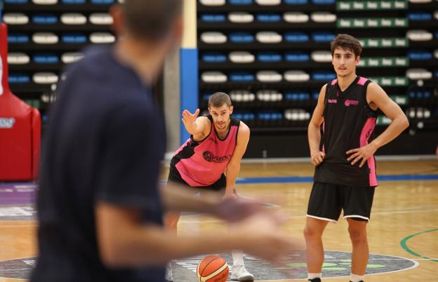 El equipo sigue con los entrenamientos preparando la primera cita de la temporada. 