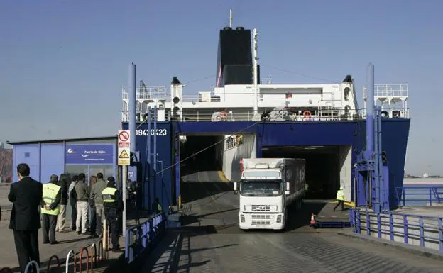 Los transportistas celebran el respaldo de la UE al proyecto de autopista del mar de Balearia