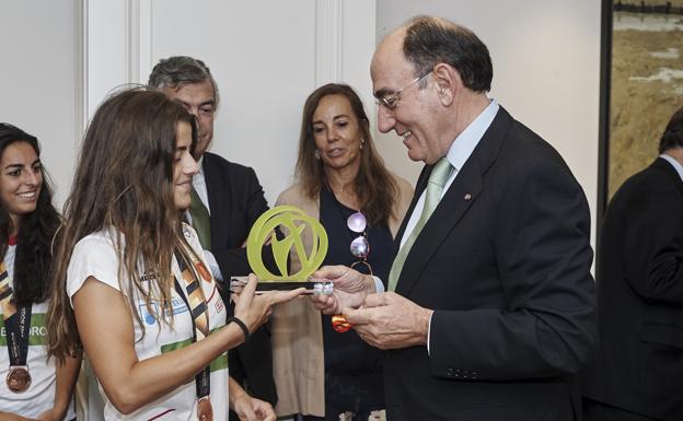 Ignacio Galán recibe una réplica de la medalla de bronce. 