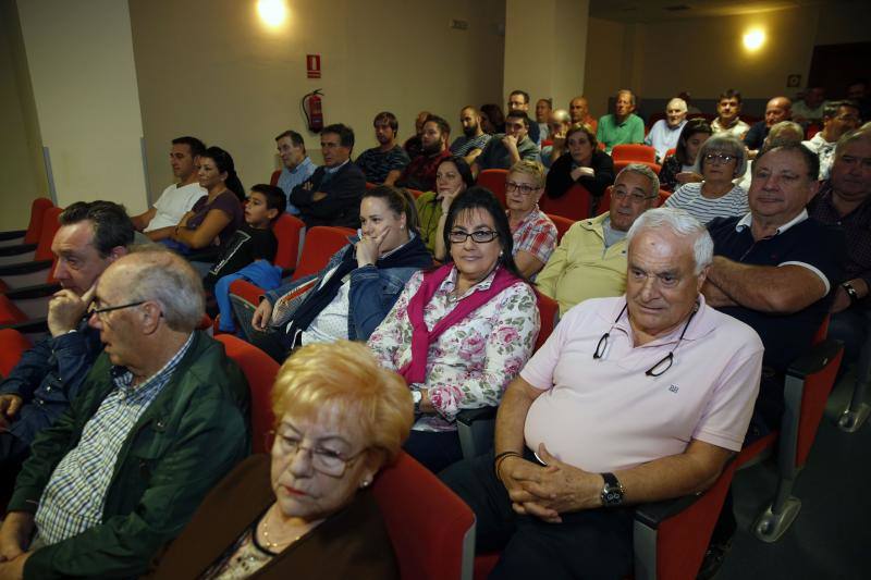 La proyección de 'El Indus, un club de barrio' se presentó en el Ateneo de La Calzada dentro de los actos conmemorativos del 50 aniversario del equipo.