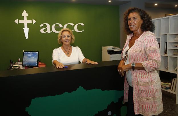 Mabel Núñez, vicepresidenta, y Carmen Artime, directiva de AECC Asturias.