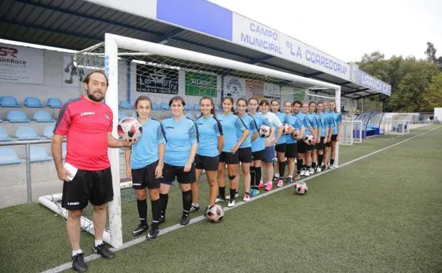 Imagen principal - Urraca Femenino | Manuel: «Es la mejor temporada del fútbol regional en Asturias»